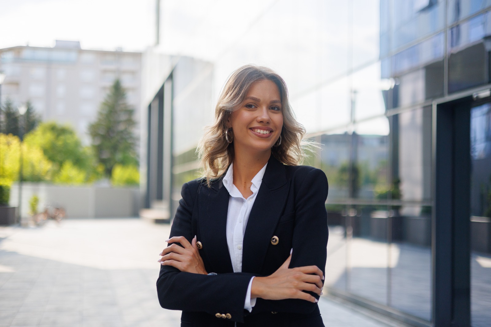 Manager souriante en contexte professionnel