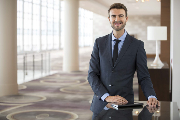 Directeur d'hôtel dans le hall de son établissement